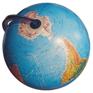 Welt steht kopf, Globus-Skulptur, 22.02.2022, Es kommt auf den Betrachtungs-Standpunkt an", das Relative ist als einziges absolut. John Maibohm